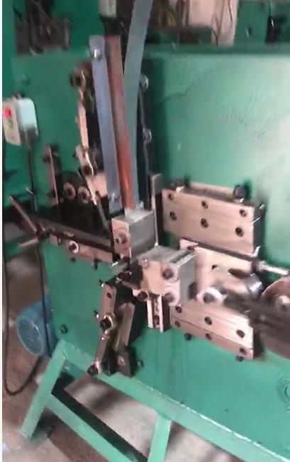 mesin untuk klem tali pengikat seng PP dengan menggunakan lembaran potongan baja