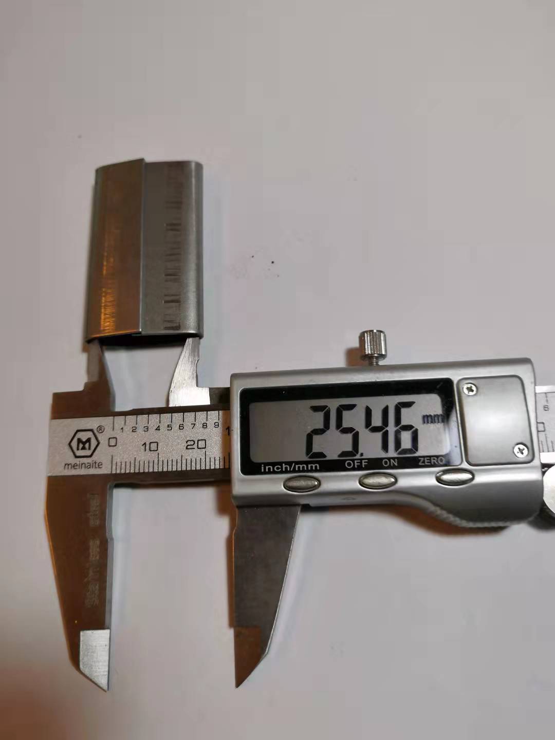 Máquina de clips de flejado de acero con materia prima de bobina de acero laminado en frío