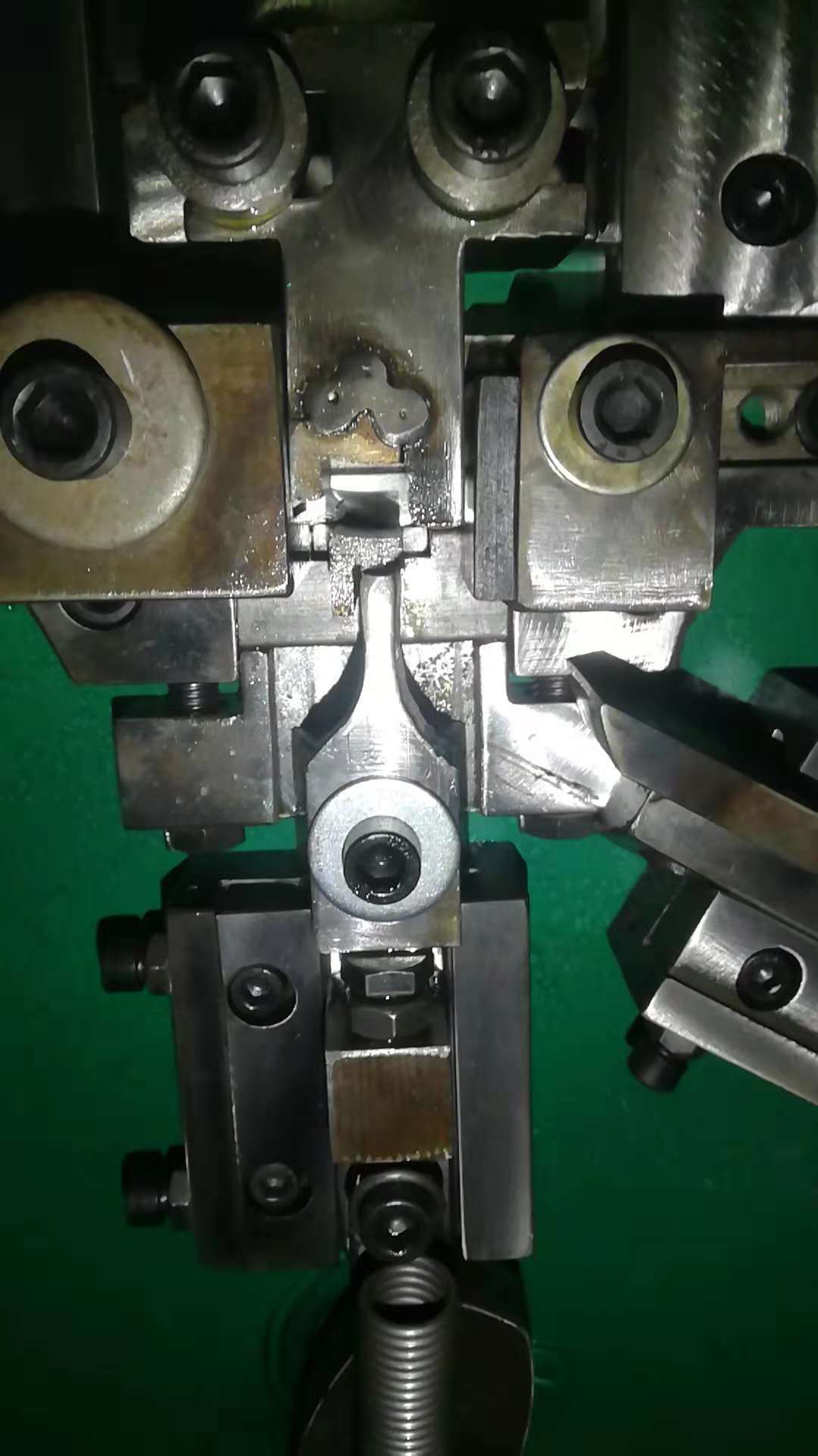 PET-strapping clip-making machine