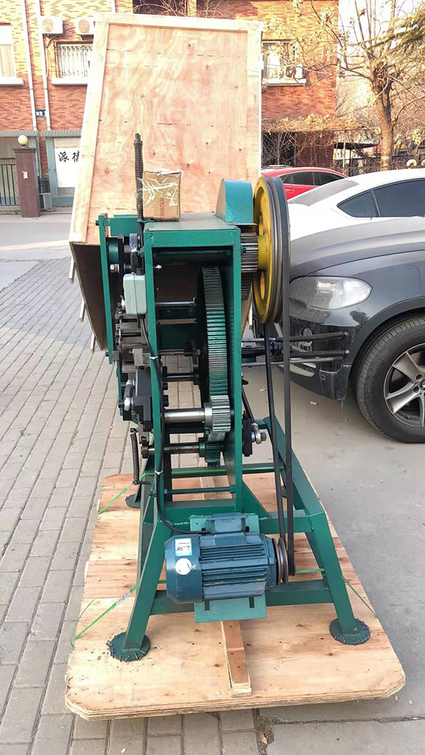 Poly strapping clip machine and its steel coil materials are shipping to Algeria888