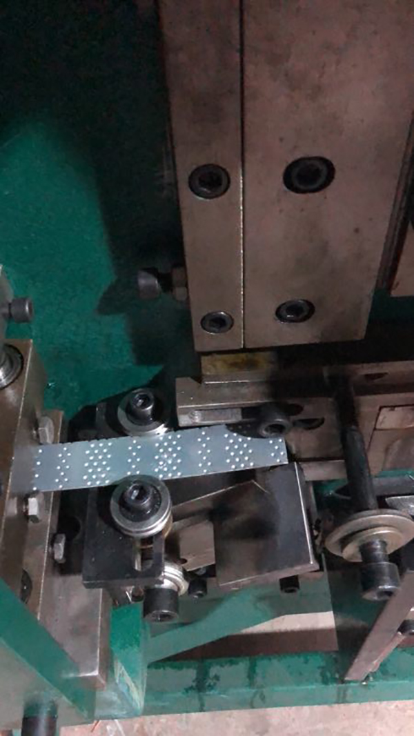 Poly -strapping clip- machine and its steel coil materials are shipping to Algeria2000