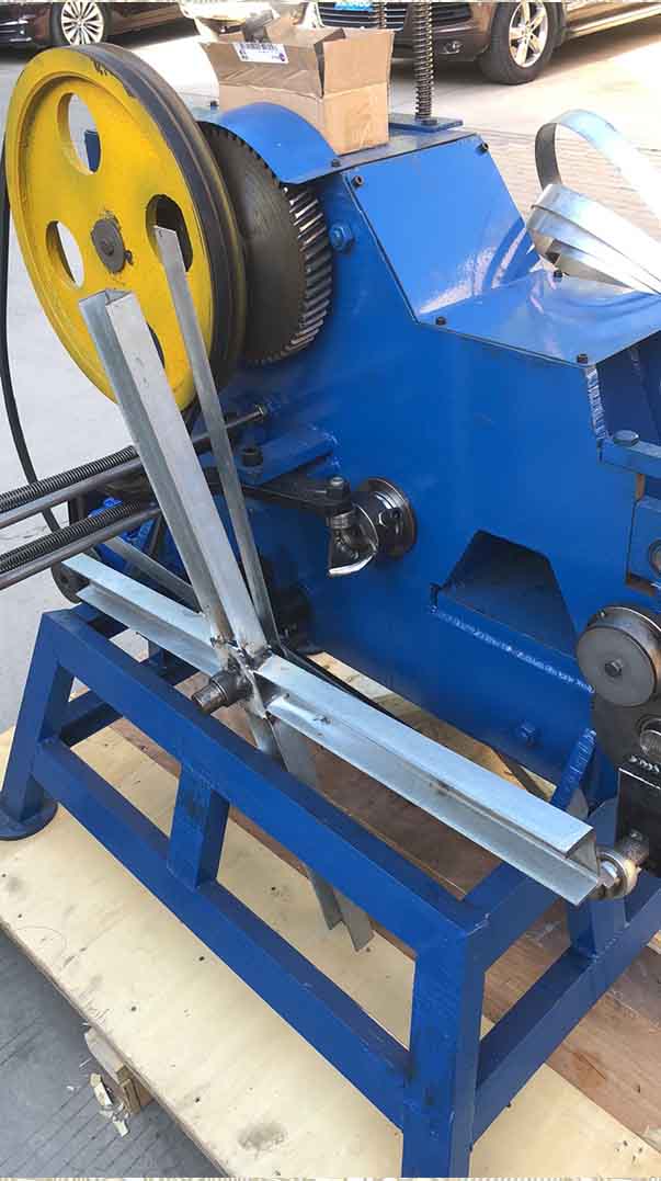 Strapping seal clip makiing machine using steel scraps as raw materials