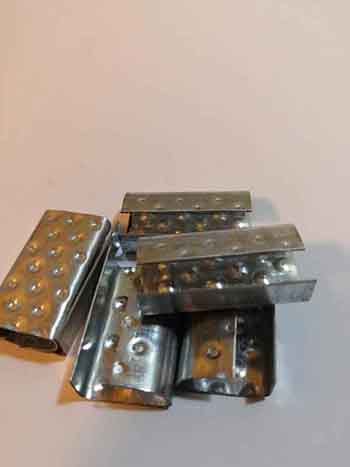 İç kabartma noktaları olan 13 mm Poli çemberleme klipsi makinesi