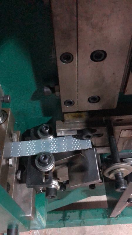 Poly strapping clips (embossed dots) machine200