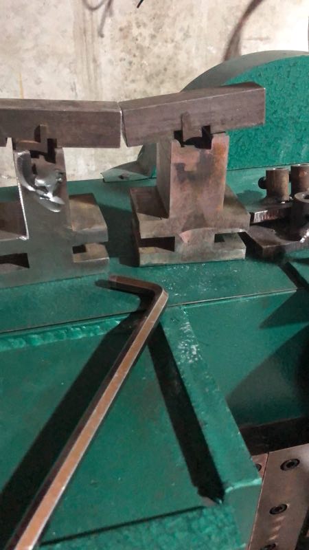 Stroj za izradu metalnih brtvenih kopča od PP trake