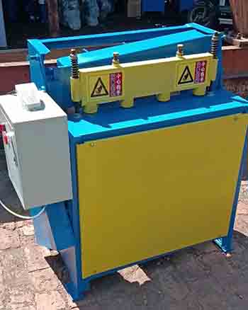 (4) gupitin ang mga scrap sheet na binili mula sa merkado gamit ang isang cutter machine
