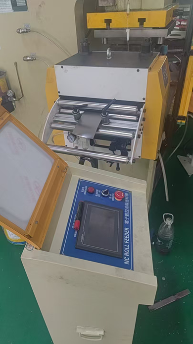 स्टील नेस्टैक मैगज़ीन सील के लिए PLC कंट्रोल वाला सर्वो-फीडर